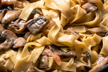 Deliziose tagliatelle con funghi e guanciale, ricetta di pasta italiana, cibo europeo 