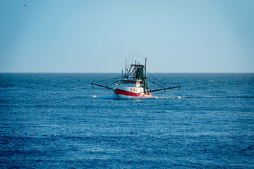 Fototapeta premium The Spit is a 5km long, relatively undeveloped, sandy isthmus starting at Main Beach and finishing at the seaway where Broadwater meets the Pacific Ocean.