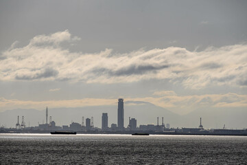 Obraz premium 兵庫県芦屋市の南芦屋浜より大阪湾を隔てて向井岸の大阪南港、和歌山方面を臨む