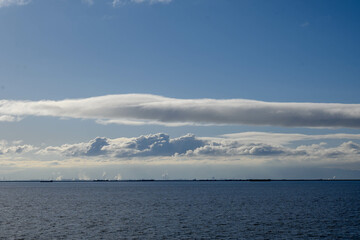 兵庫県芦屋市の南芦屋浜より大阪湾を隔てて向井岸の大阪南港、和歌山方面を臨む