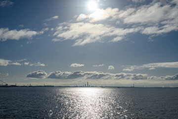 Obraz premium 兵庫県芦屋市の南芦屋浜より大阪湾を隔てて向井岸の大阪南港、和歌山方面を臨む