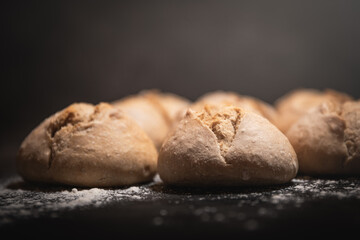 Frisch gebackene Brötchen, perspektive von der Seite