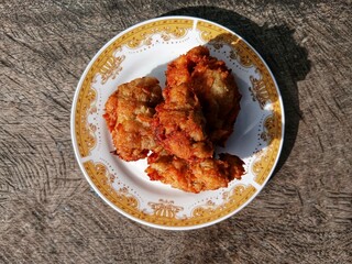  Ondol banana ondol is made from bananas, flour, salt and grated coconut, then fried, it tastes sweet and savory, suitable for snacks

