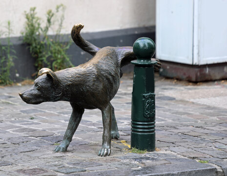 Brussels, B, Belgium - August 19, 2022: statue  of a peeing dog called Het Zinneke