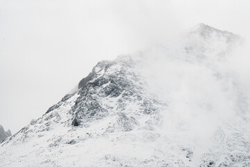 Montaña nevada con niebla, Naranjo de Bulnes, Asturias