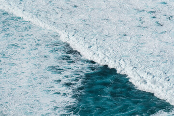 Olas y textura del mar con espuma desde el aire, Galicia