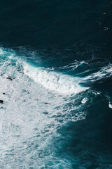 Olas y textura del mar con espuma desde el aire, Galicia
