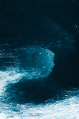Olas y textura del mar con espuma desde el aire, Galicia