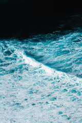 Olas y textura del mar con espuma desde el aire, Galicia
