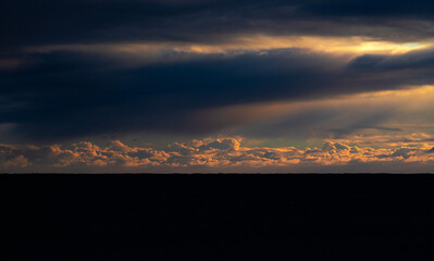 Nubes al amanecer en el horizonte del mar