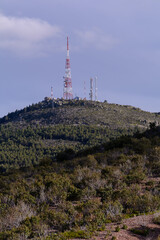 TORRE DE TELECOMUNICACION EQUIPADA CON VARIAS ANTENAS