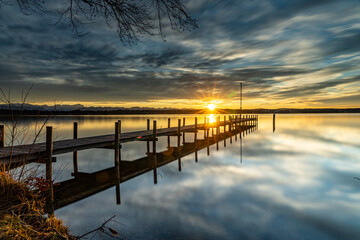Sonnenuntergang am Steg in Sankt Heinrich - M&uuml;nsing am Starnberger See - Bayern