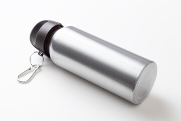 白背景に水筒