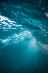 Ola del mar desde dentro del agua