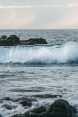 Olas en la playa entre rocas