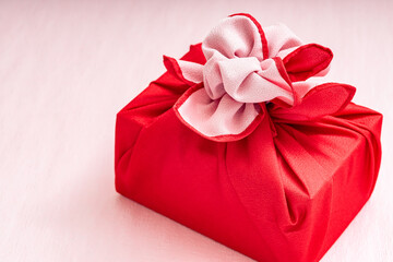 赤色の風呂敷包み｜左スペース