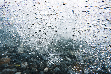 Ola de la desde dentro del agua