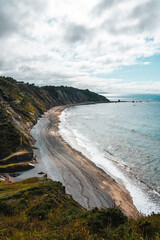 Obraz premium Playa de piedras en Asturias con acantilados