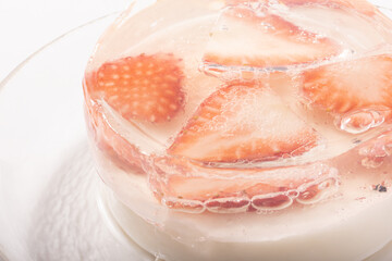 いちご入り　杏仁豆腐