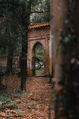 Entrada de ladrillo abandonada en el bosque