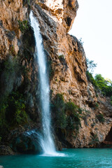 cascada entre rocas © Luis