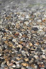 Textura de agua sobre orilla de rocas en la playa