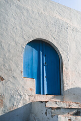 Casa blanca con puerta azul y escaleras en la playa, Portixol