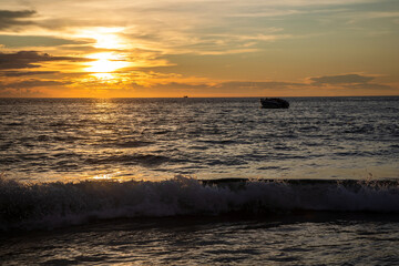 Obraz premium Beautiful evening sea at sunset