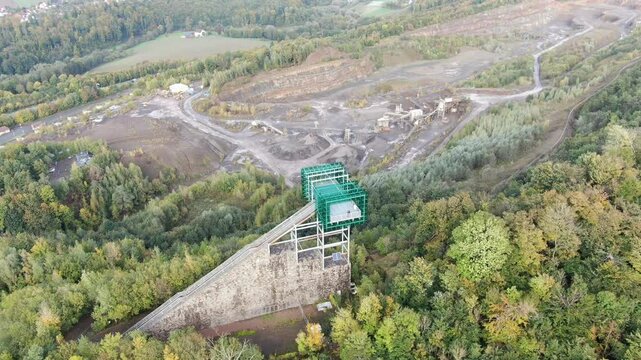Jahrtausendblick in Rinteln &ndash; Drohnenaufnahme des Aussichtsturms mit Blick auf Steinbruch, Weserbergland und Autobahn A2