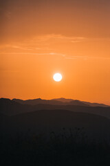 puesta de sol en el atardecer con siluetas de montañas