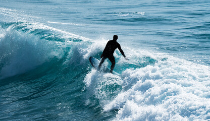 Surfista montando, Hombres atrapando olas en el océano, aislados. Deporte de surf de acción...