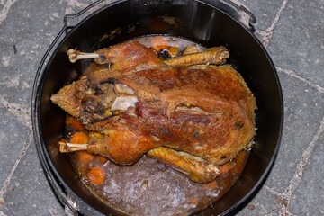 Ganze, Ente , knusprig, braun, gebratener ,Haut ,Dutch Oven