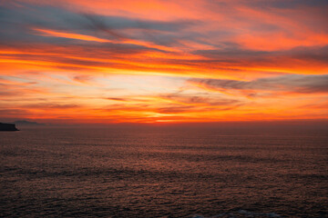 Cielo de colores en el atardecer en el mar