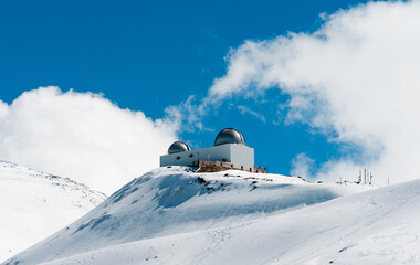 Observatorio telescopio en la montaña con nieve en Sierra nevada