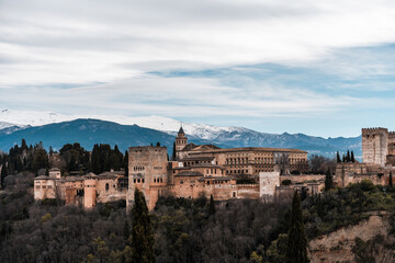 Naklejka premium Alambra de Granada con montaña de fondo nevada