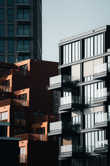 Bloques de edificios con terrazas de cristal