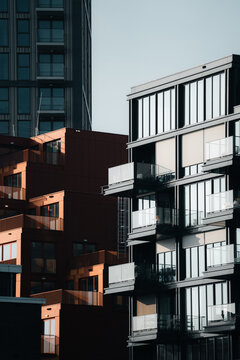 Bloques de edificios con terrazas de cristal