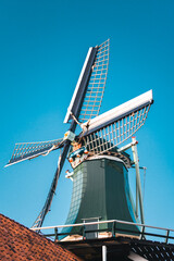 Molino de madera antiguo con reflejo en el agua, zaanse, netherland