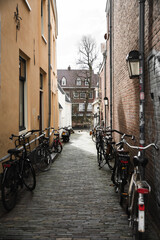 Callejón lleno de bicicletas