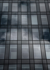 Persona en ventana de fachada de edificio  de oficinas