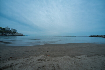 曇りの熱海の波