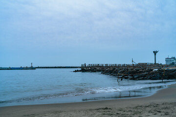 曇りの熱海の波