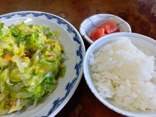 This is a type of Japanese food called washoku. It's healthy and perfect for dieting. It's also popular among foreigners.