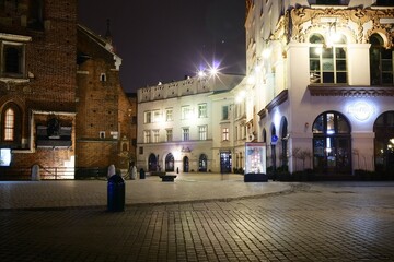 Obraz premium A lively city square at night with bright buildings and lights