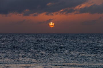 Coucher de soleil sur une plage de l'&icirc;le de Sal, Cap-Vert