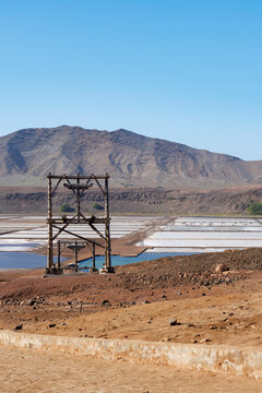 Vue des salines de Pedra de Lume, attraction touristique et industrie sur l'&icirc;le de Sal