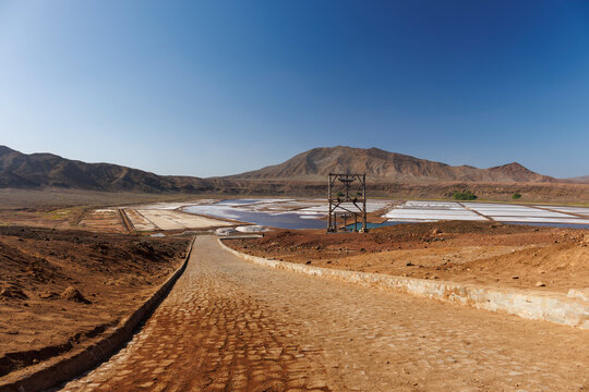 Vue des salines de Pedra de Lume, attraction touristique et industrie sur l'&icirc;le de Sal