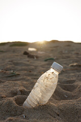 Obraz premium Pollution par des bouteilles en plastique sur une plage au sud-est de l'île de Sal, Cap-Vert