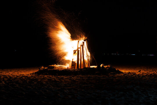 Feu de joie lors d'une f&ecirc;te sur une plage de l'&icirc;le de Sal, Cap-Vert