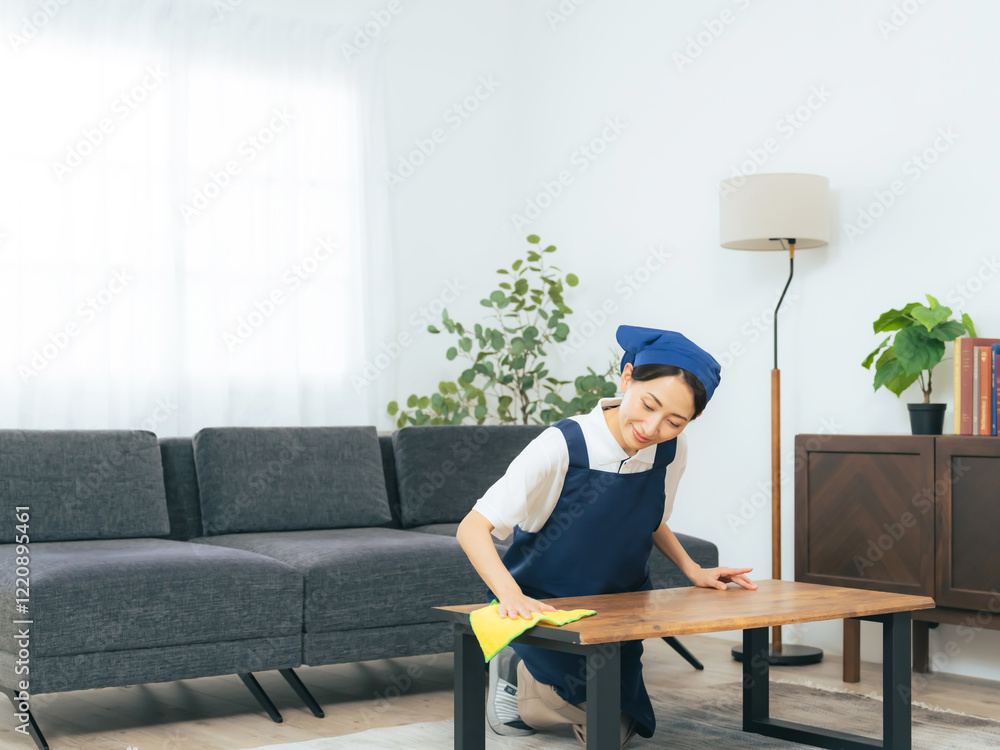 Leinwandbilder ハウスキーパー、家事代行、ハウスキーピング、ハウスクリーニング、女性、日本人、大掃除、清掃、掃除、家事、清掃員、家政婦、アルバイト、代行、サービス、便利屋、サポート、スタッフ、エプロン、ミドルエイジ、ミドル、中高年、主婦、リビングルーム、住宅、室内、インテリア、家具、除菌、笑顔、爽やか、清潔感、明るい、ポジティブ、カフェ、店員、店舗、仕事、パート、働く、求人、ママ、布巾、拭き掃除、拭く、テーブル、